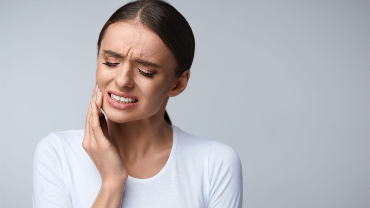 woman with toothache needing emergency dentistry in romeoville il